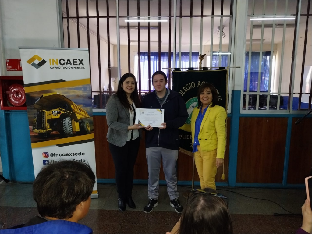 INCAEX OTORGA 5 BECAS A ALUMNOS DEL COLEGIO ACRÓPOLIS